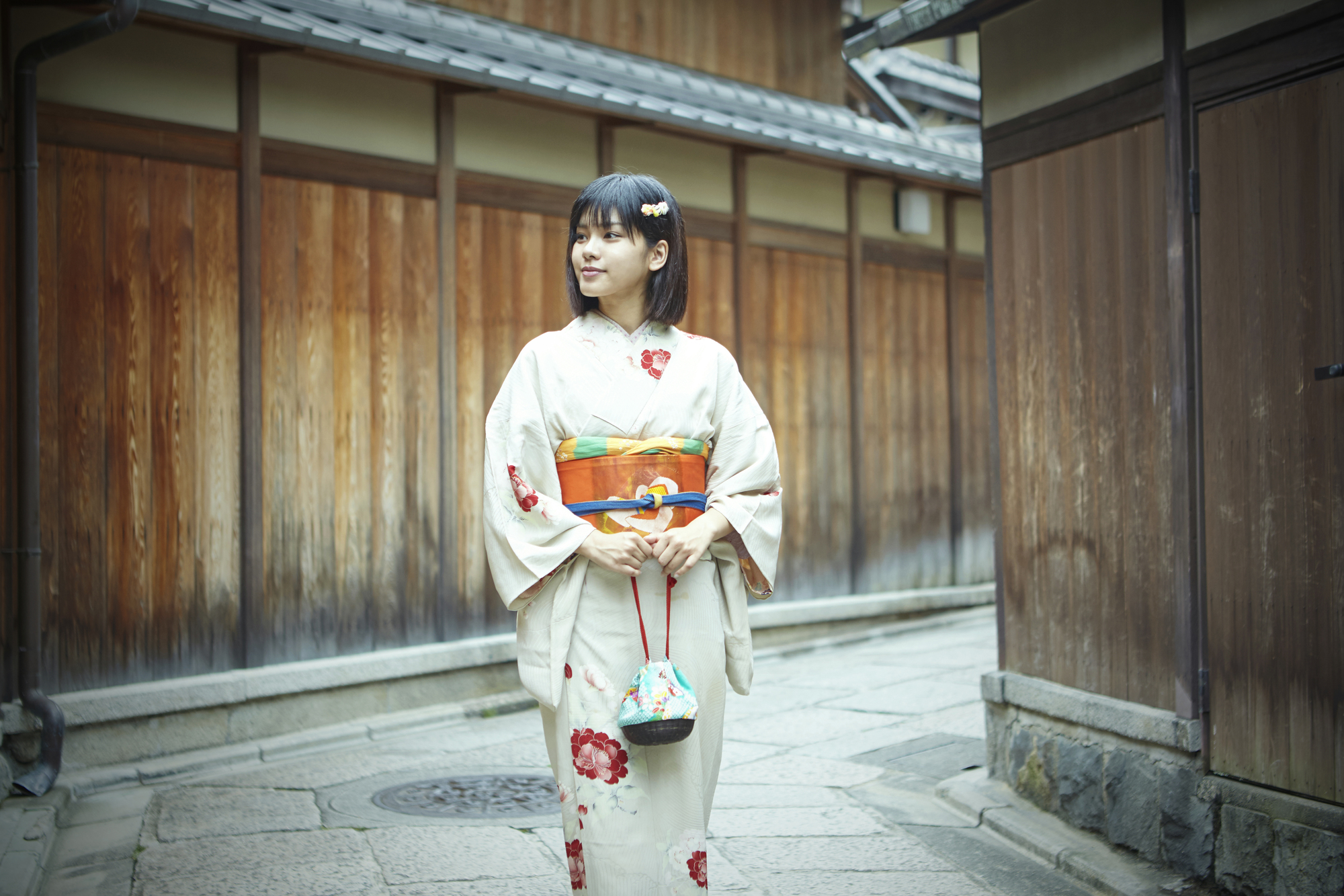 京都を着物で歩くのは恥ずかしい？京都の街並みに合う着物の選び方とは