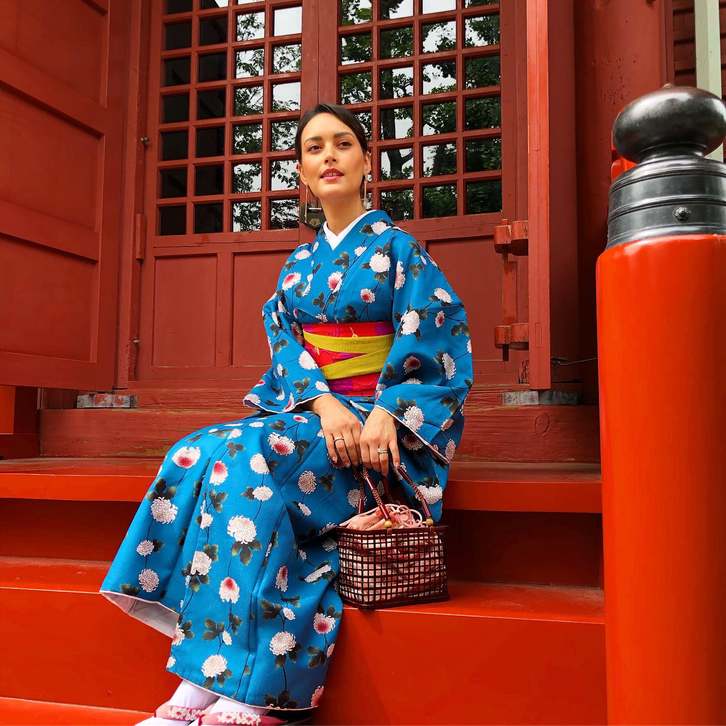 青い着物との赤い浅草寺