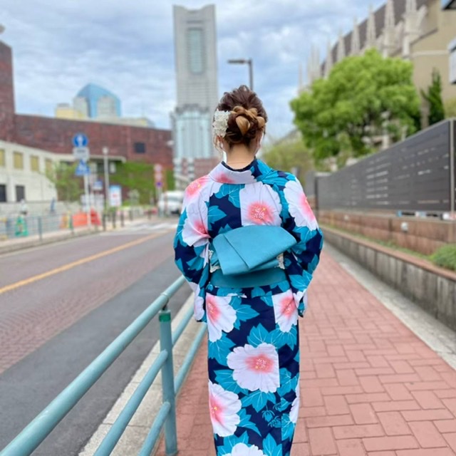 変わり結びで大人っぽくコーディネート