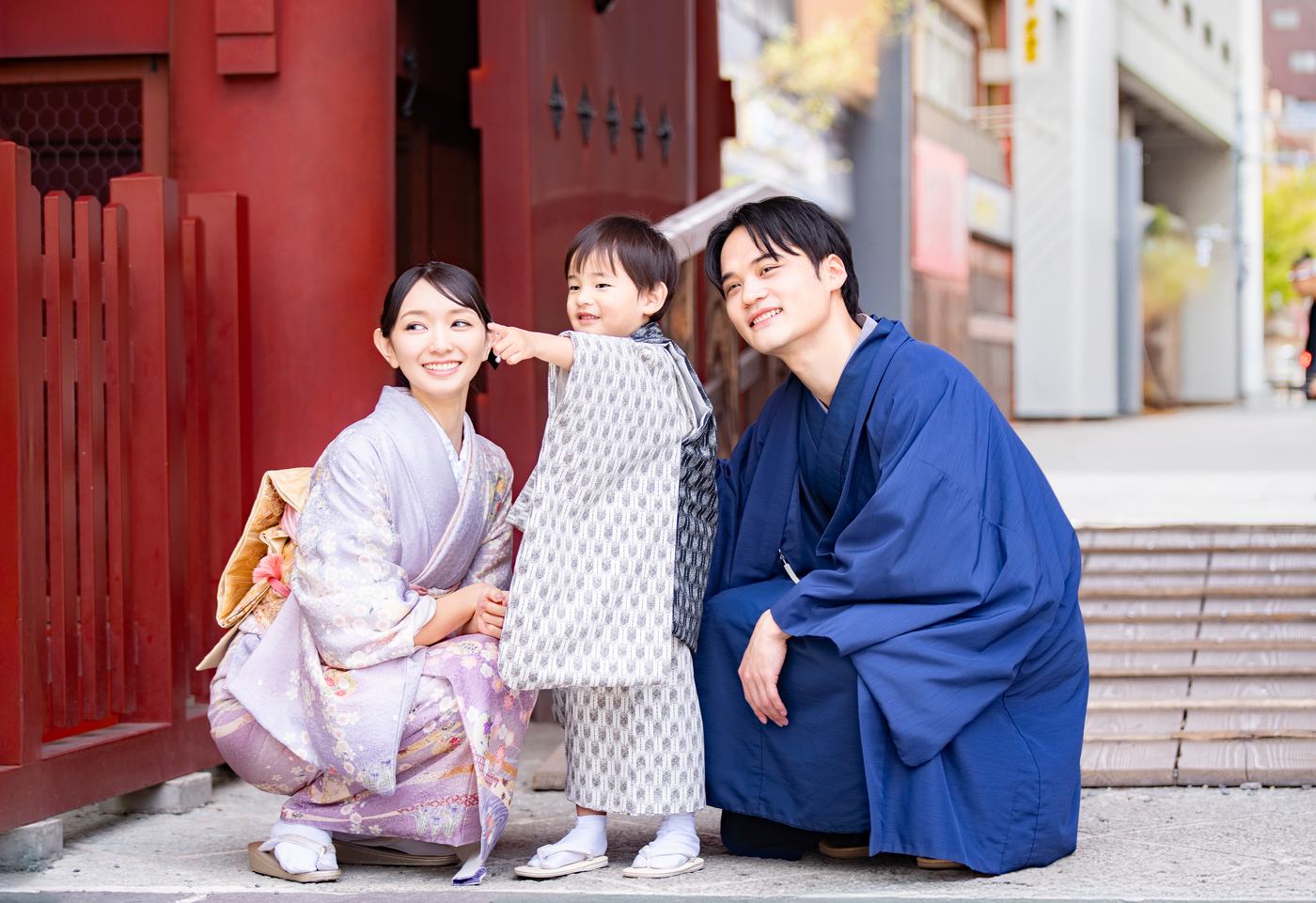 七五三のお参りに向かうご家族